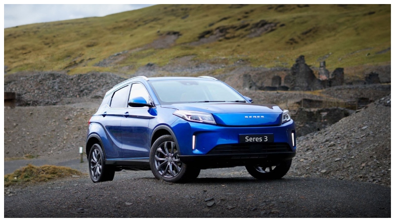 Modelo Seres 3 en carretera con montañas de fondo. 