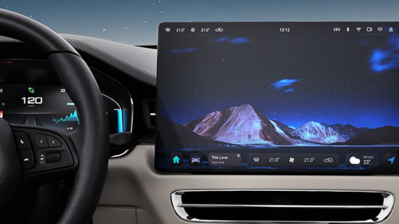 Vista interior de SUV eléctrica Seres 5 con pantalla led.  