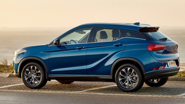 Vista lateral de carro eléctrico Seres 3 color azul con mar de fondo.  